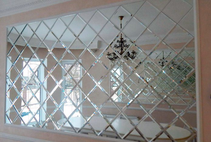Azulejos de espelho no interior