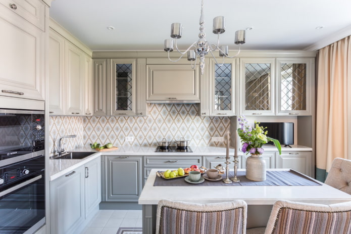 conjunto com inserções de espelho no interior da cozinha