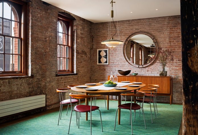 espelho na sala de jantar em estilo loft