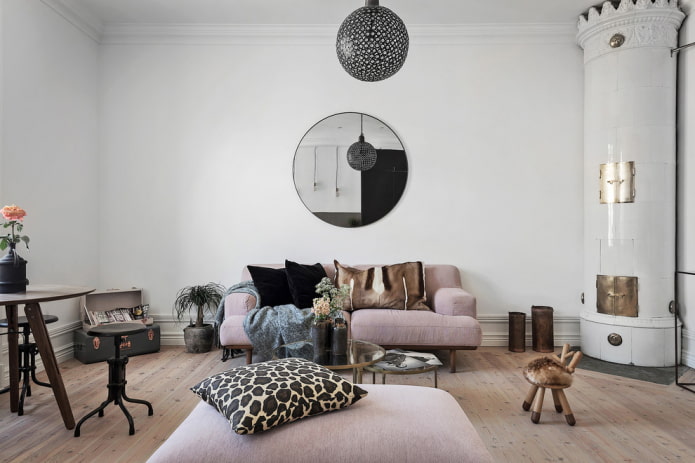 espelho na sala de estar em estilo escandinavo