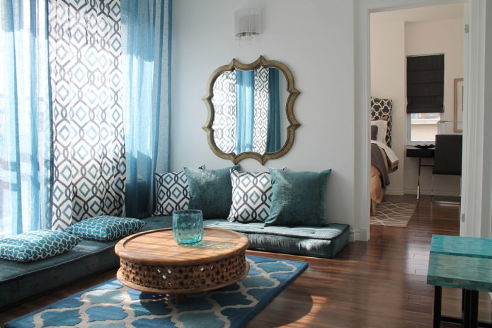 espelho na sala de estar em estilo oriental