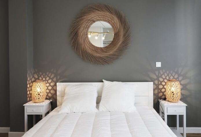 espelho com moldura decorativa no quarto