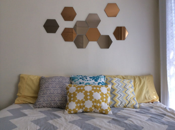 espelhos hexagonais no interior