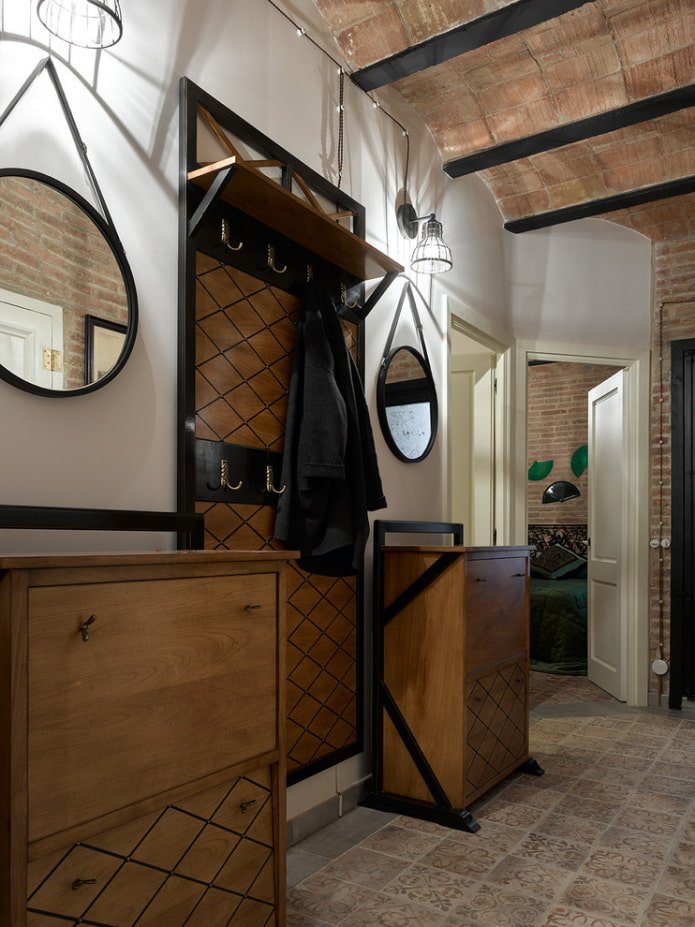 espelhos no interior do corredor em estilo loft