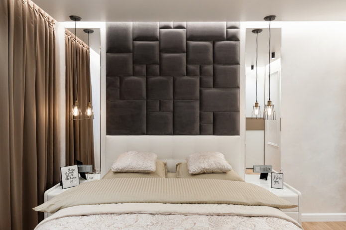 espelho nas laterais da cama no interior do quarto