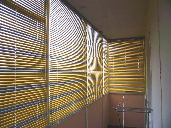 persianas horizontais multicoloridas na loggia