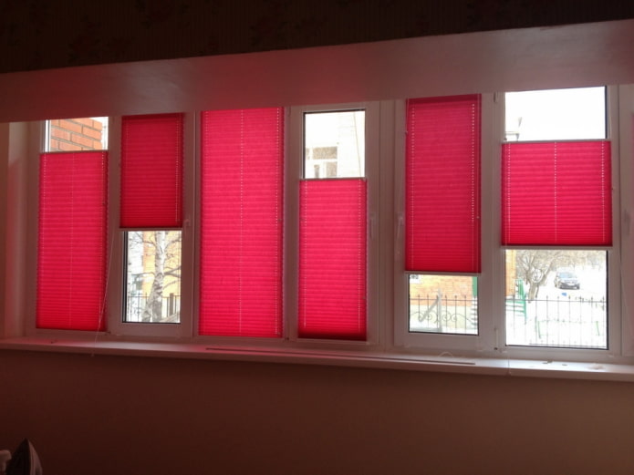 persianas plissadas vermelhas na loggia