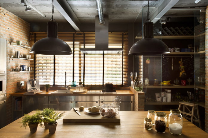 persianas em uma cozinha loft