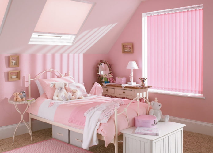 ripas verticais rosa no quarto do bebê