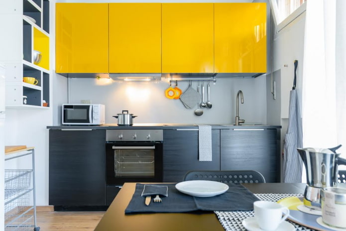 interior da cozinha em tons de preto e amarelo