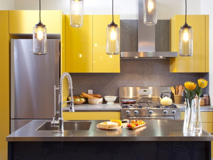 interior da cozinha em tons de amarelo e cinza