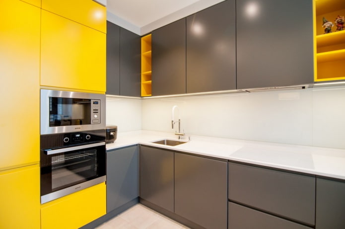 conjunto de cozinha cinza e amarelo