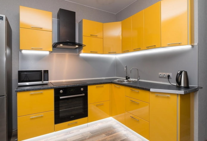 interior da cozinha em tons de amarelo e cinza