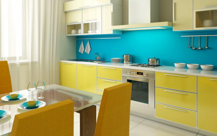 interior da cozinha em tons de amarelo e azul