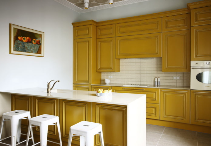 interior da cozinha em tons de amarelo