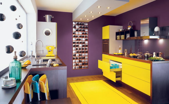 interior da cozinha em tons de amarelo e roxo