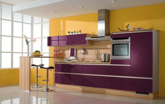 interior da cozinha em tons de amarelo e roxo