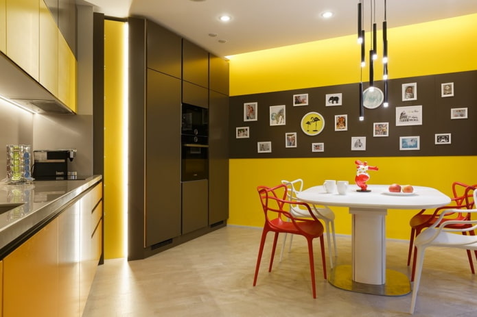 interior da cozinha em tons amarelo-marrom