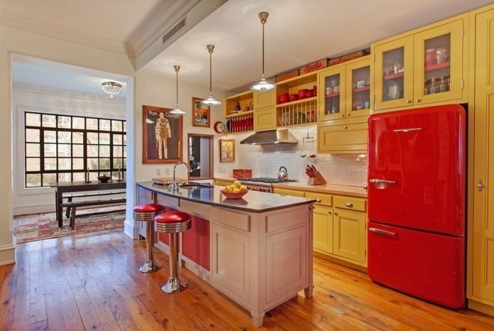interior da cozinha em tons de amarelo e vermelho