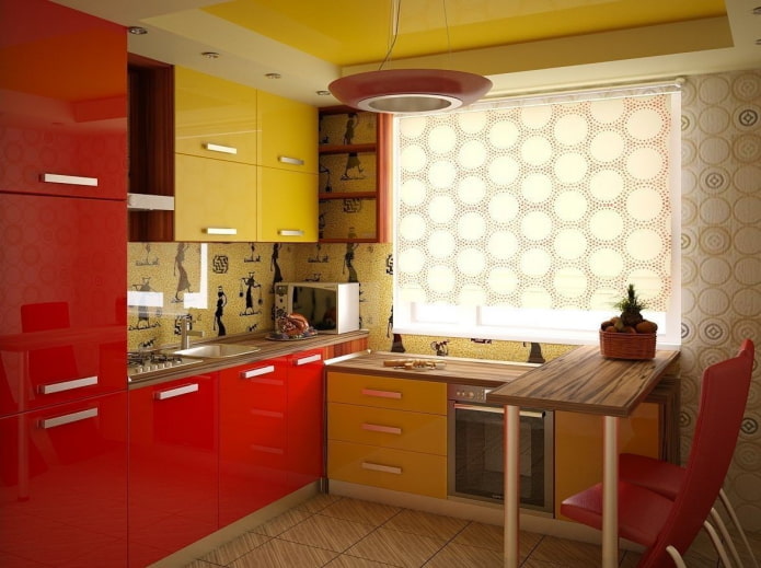 interior da cozinha em tons de amarelo e vermelho