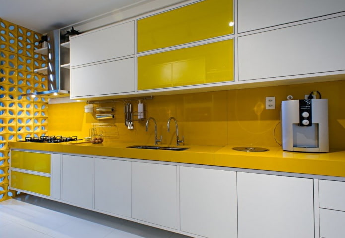 interior da cozinha em tons de amarelo e branco