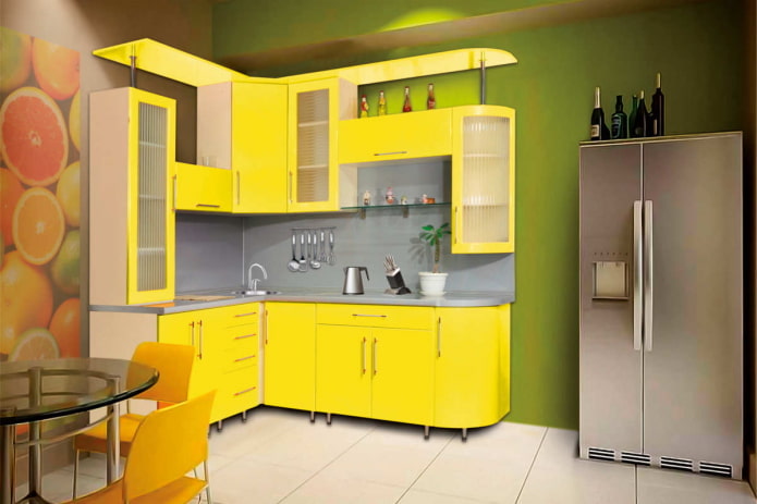 interior da cozinha em tons de amarelo esverdeado