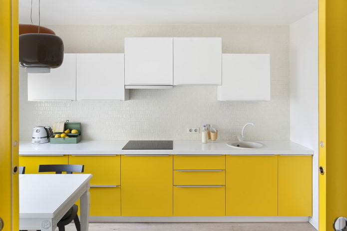 interior da cozinha em tons de amarelo e branco