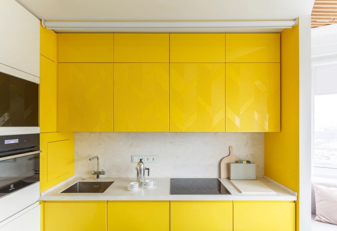 interior da cozinha em tons de amarelo e branco