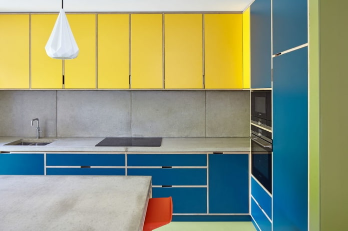 interior da cozinha em tons de amarelo e azul