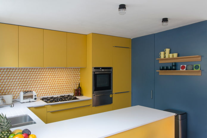 interior da cozinha em tons de amarelo e azul