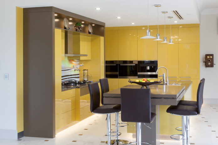 móveis e eletrodomésticos no interior da cozinha em tons de amarelo
