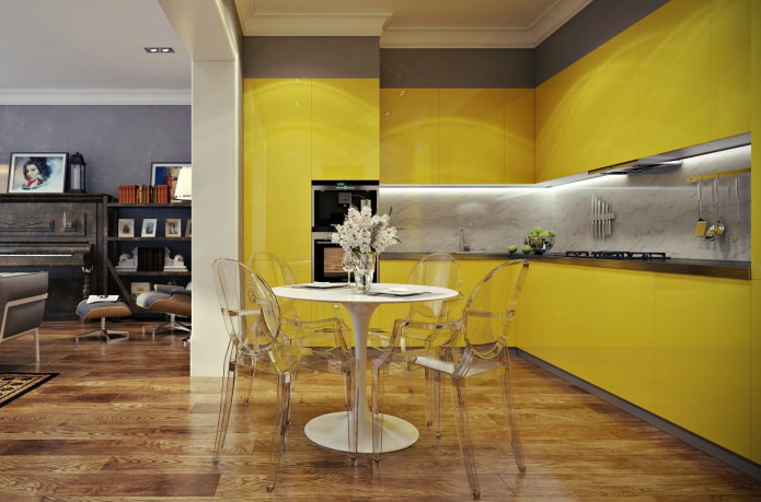 móveis e eletrodomésticos no interior da cozinha em tons de amarelo