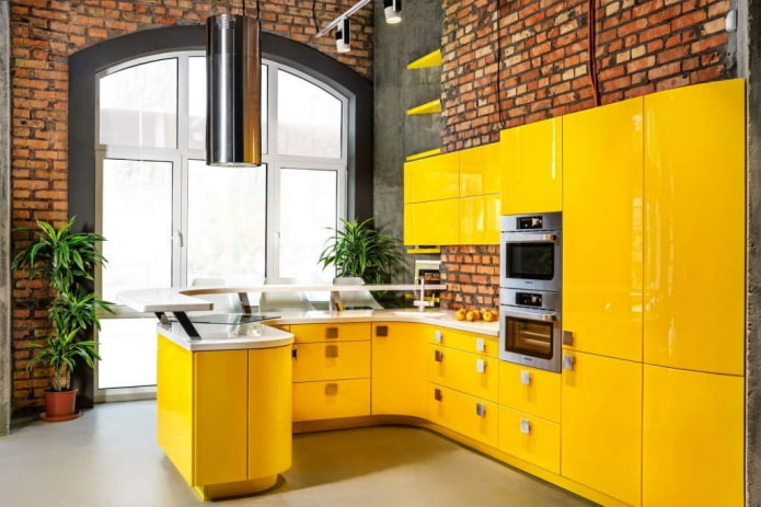 cozinha em tons de amarelo em estilo loft