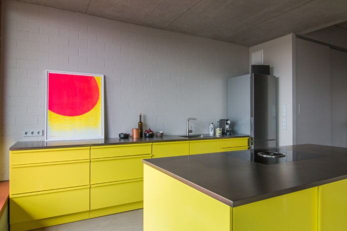 interior da cozinha em tons de amarelo e cinza