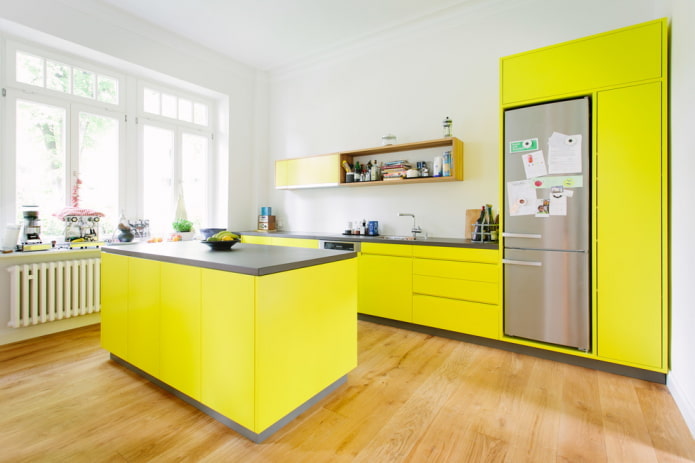 interior da cozinha em tons de amarelo