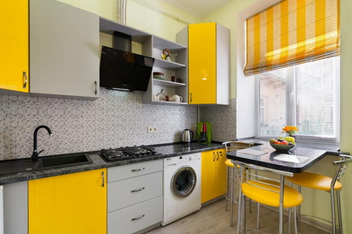 cortinas no interior da cozinha em tons de amarelo
