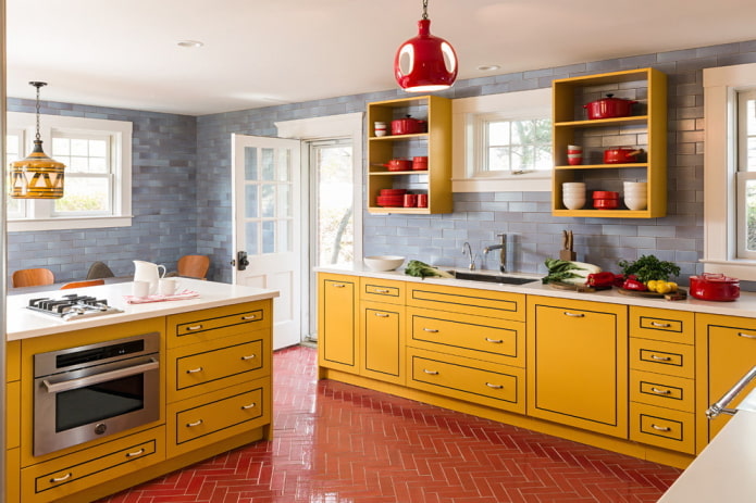 interior da cozinha em tons de amarelo e vermelho