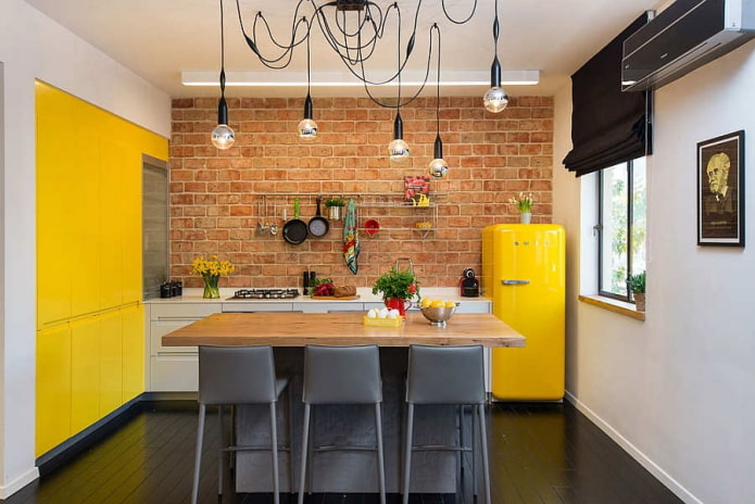 detalhes em amarelo no interior da cozinha