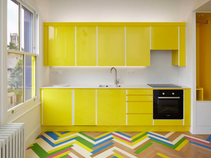 interior da cozinha em tons de amarelo