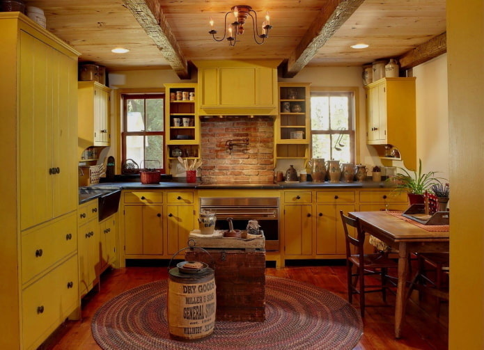 interior da cozinha em tons amarelo-marrom