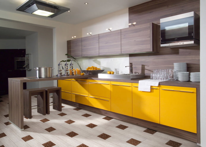 interior da cozinha em tons amarelo-marrom