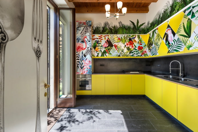 móveis e eletrodomésticos no interior da cozinha em tons de amarelo