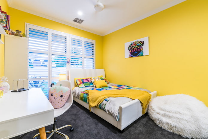 interior do quarto de uma menina em tons de amarelo