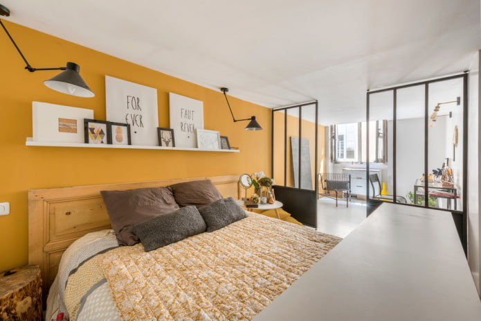 decoração e iluminação no interior do quarto em tons de amarelo