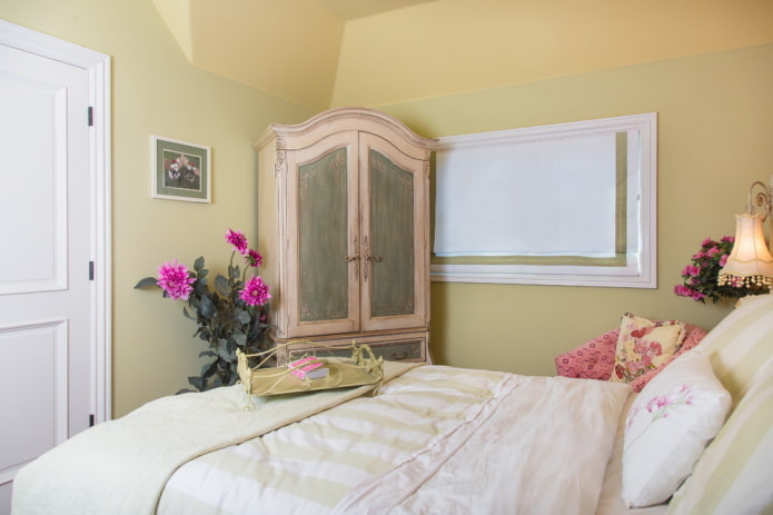móveis no interior do quarto em tons de amarelo