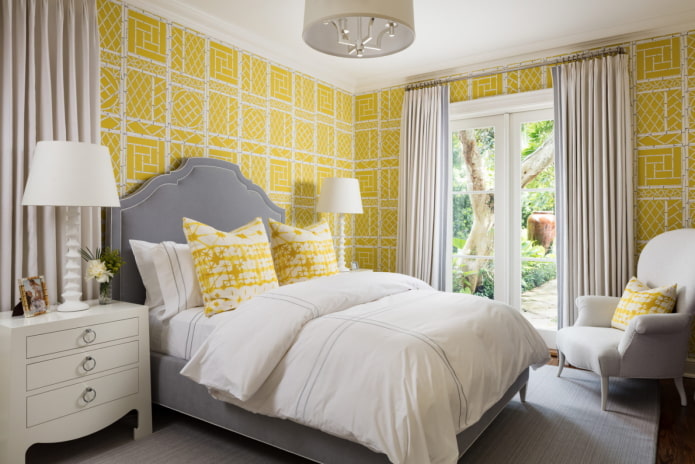 móveis no interior de um quarto em tons de amarelo