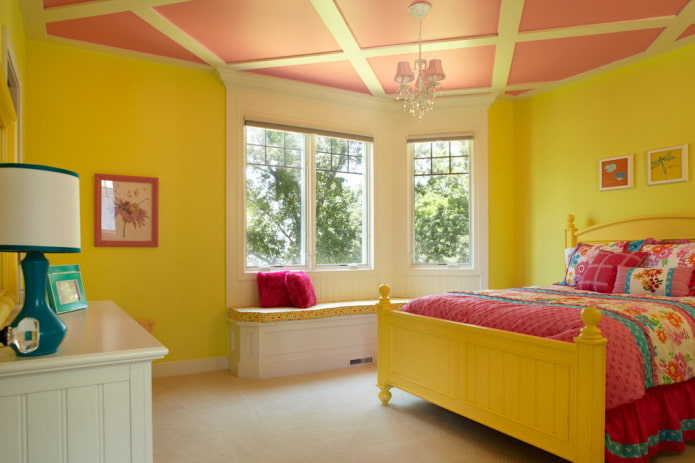 interior do quarto de uma menina em tons de amarelo