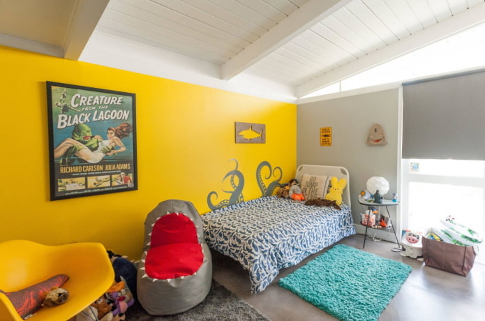 interior de um quarto de menino em tons de amarelo