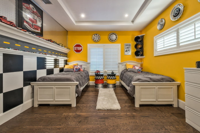 interior de um quarto de menino em tons de amarelo