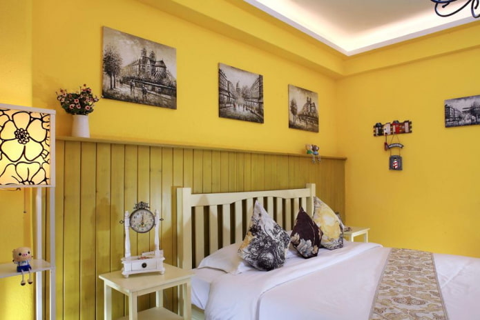decoração e iluminação no interior do quarto em tons de amarelo